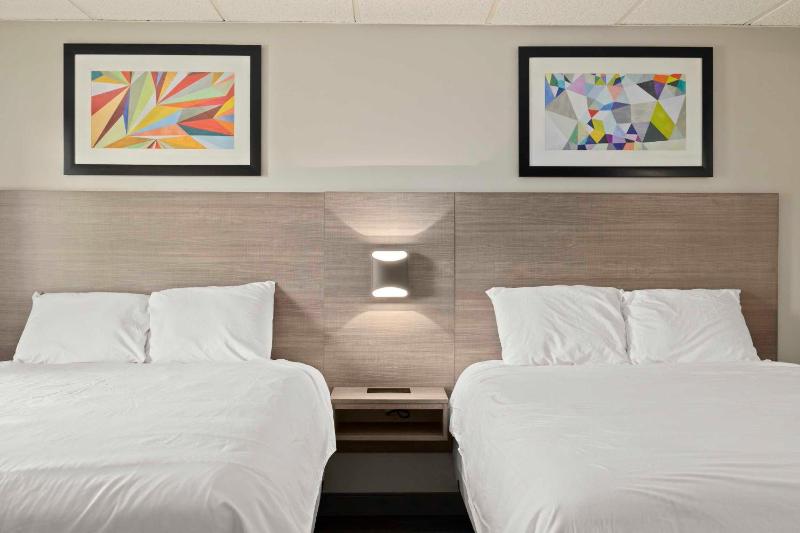 Standard Queen Room with Two Queen Beds image 4
