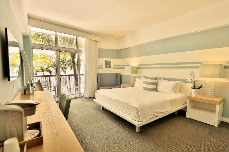 King Room with Partial Ocean View image 4