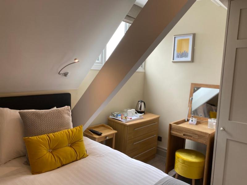 Standard Super King / Twin Bed En-suite image 4