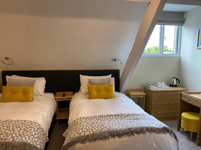 Standard Super King / Twin Bed En-suite image 3