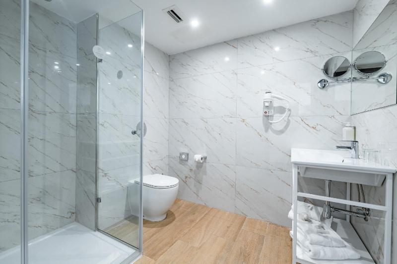 Standard Triple Room image 3