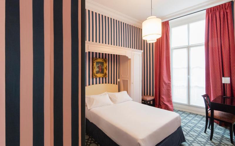 Classic Double Room with Bath image 3