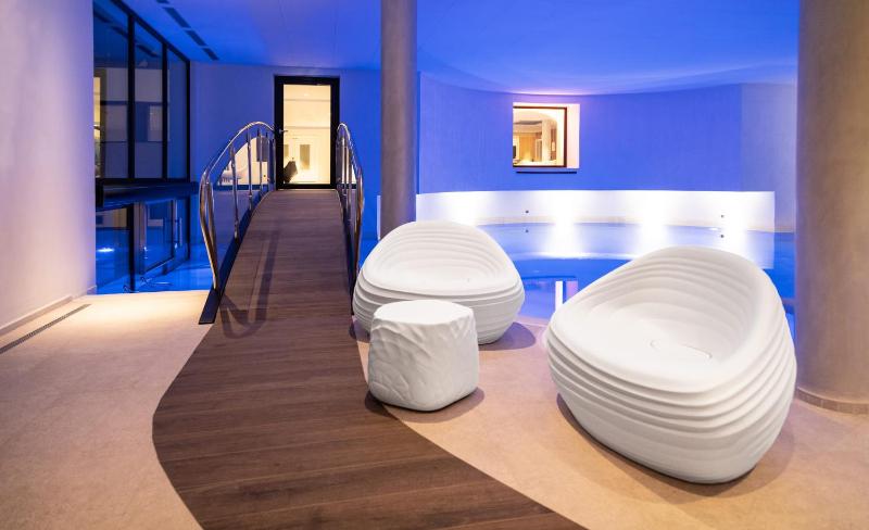 Suite with Terrace and Spa Access image 4