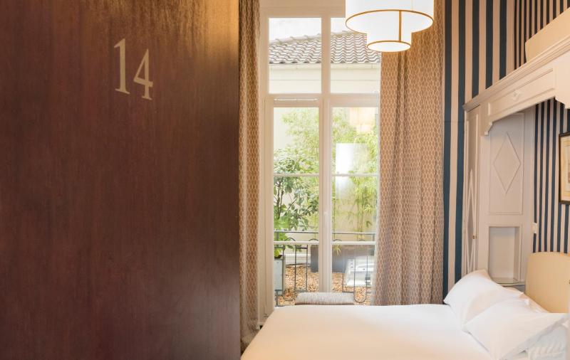 Classic Double Room with Bath image 2