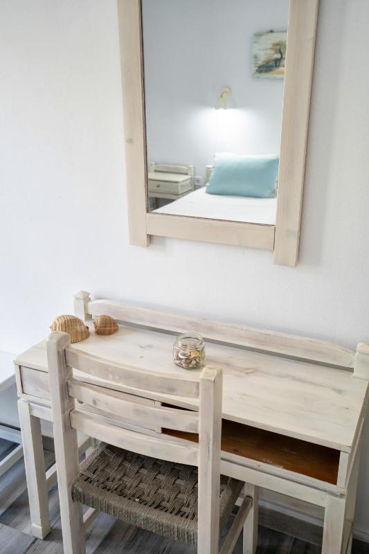 Budget Triple Room with Street view | No Balcony image 3
