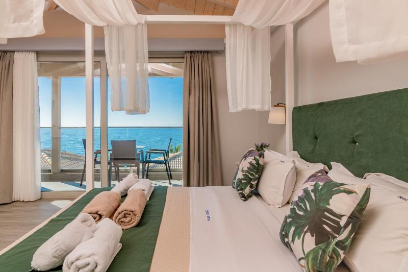 Queen Room with Sea View image 2