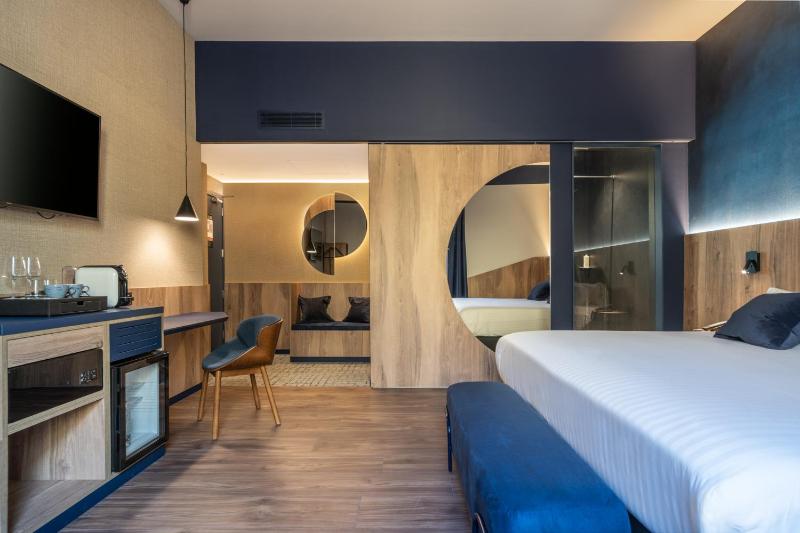 Deluxe Double or Twin Room image 4
