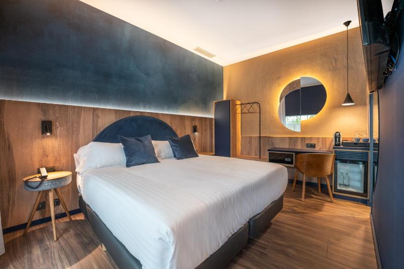 Double or Twin Room image 3