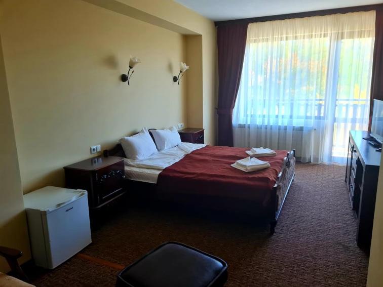 Double Room with Balcony image 3