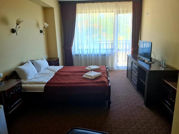 Double Room with Balcony image 4