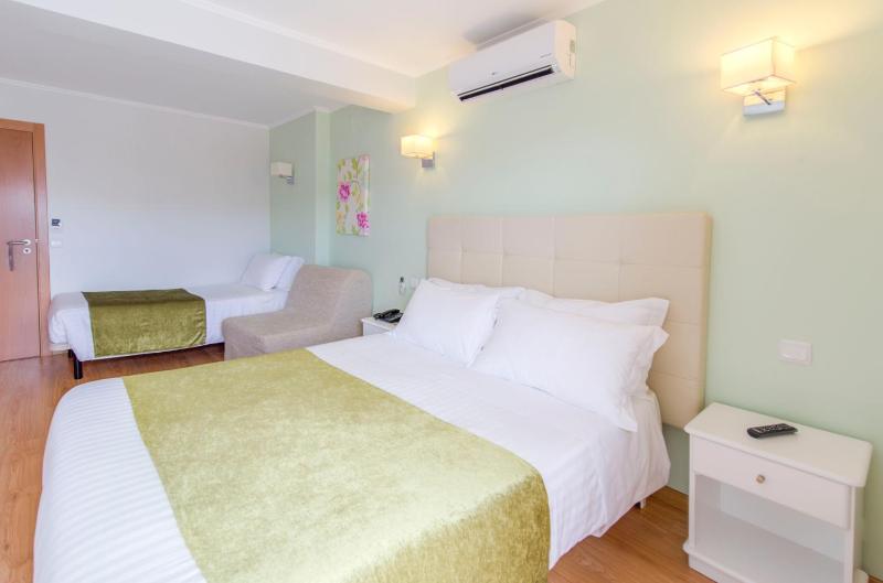 Triple Room with Balcony image 2
