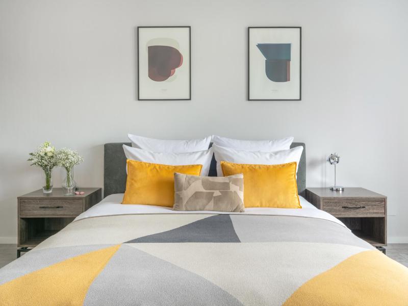 Medium Studio with Kitchenette and Workspace image 3