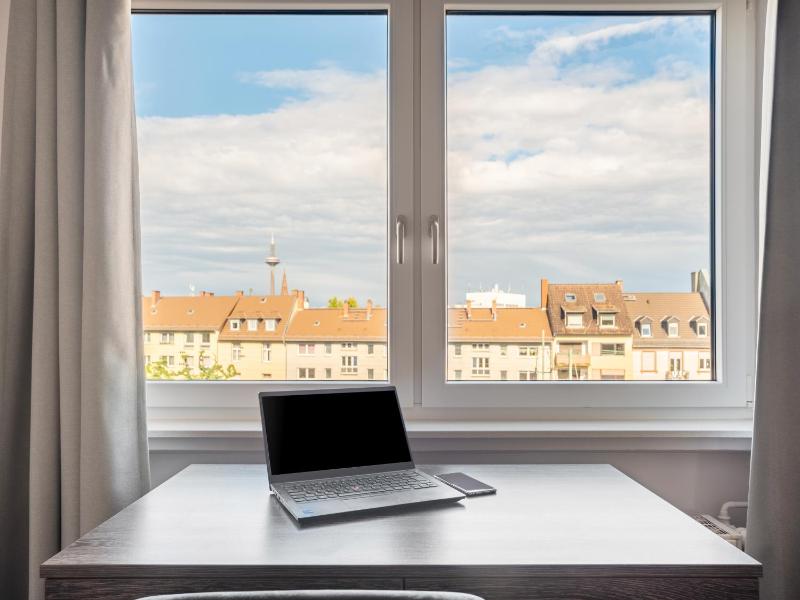 Medium Studio with Kitchenette and Workspace image 2