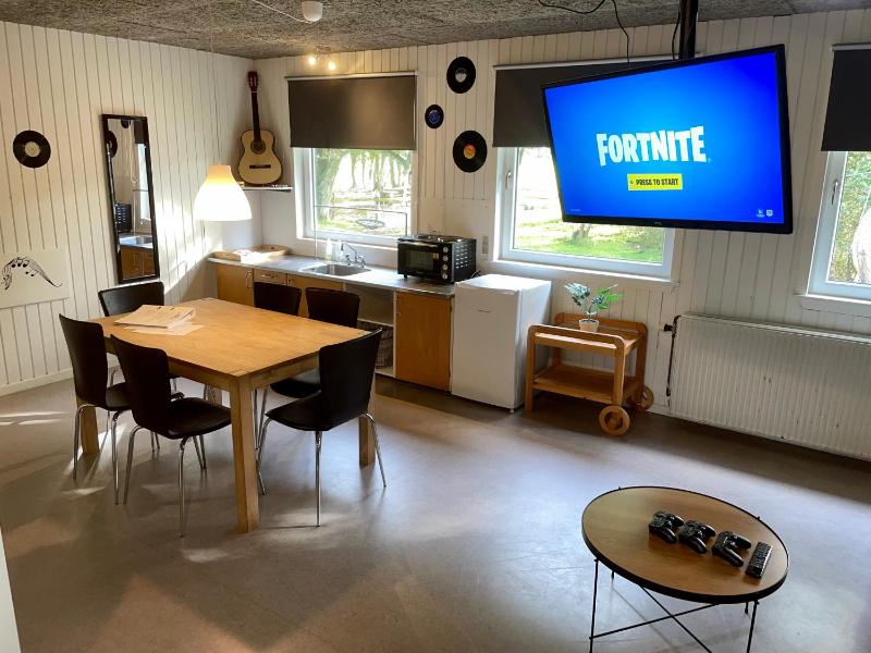Two-Bedroom Apartment with Kitchen and shared Bathroom image 1