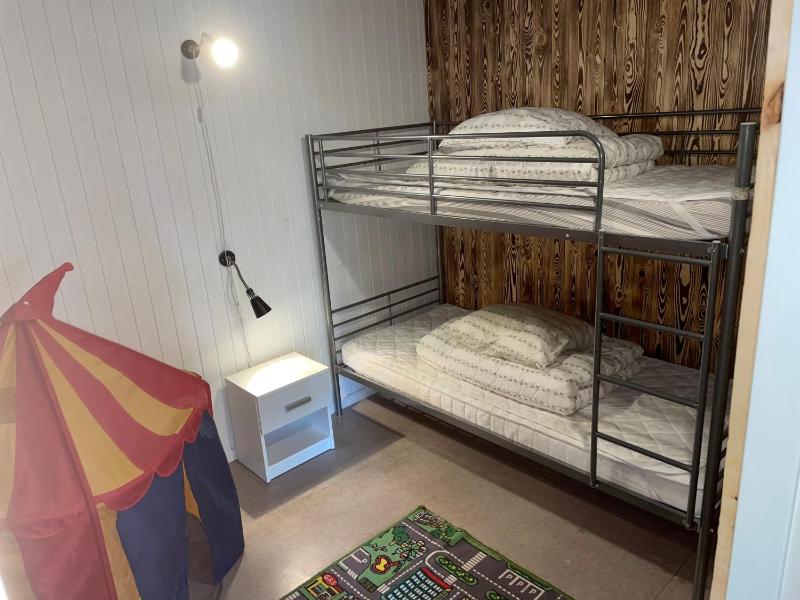 Two-Bedroom Apartment with Kitchen and shared Bathroom image 4