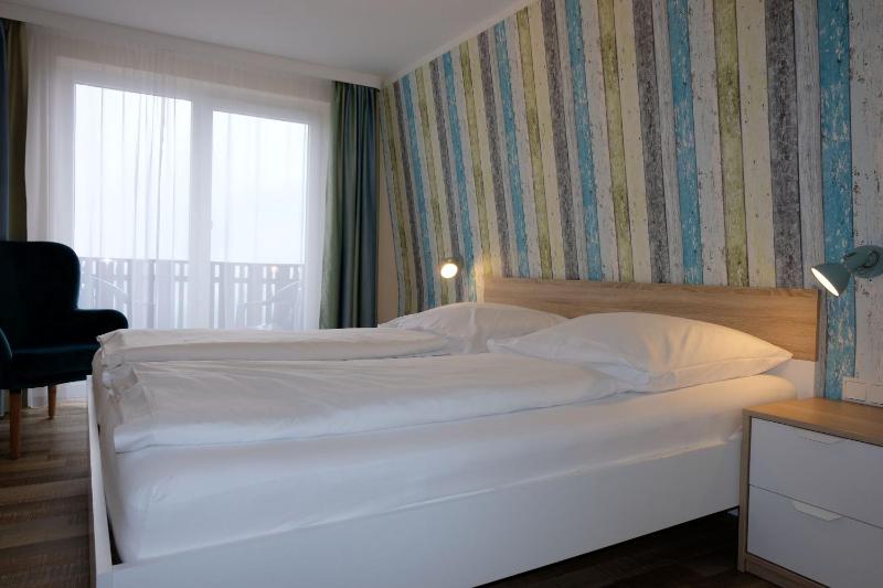 Double Room with Balcony image 4