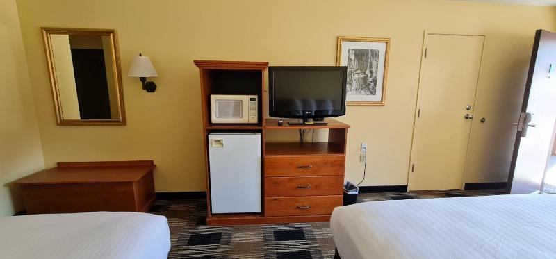 Queen Room with Two Queen Beds - Non-Smoking image 3