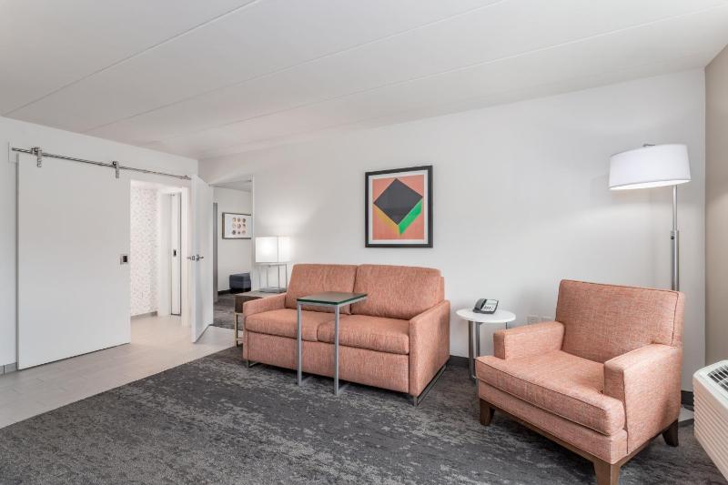 King Suite - Non-Smoking image 2