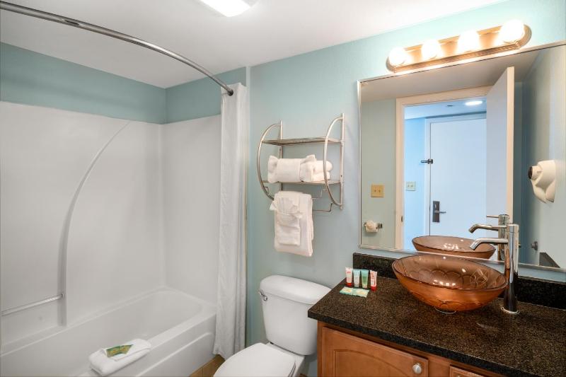 Oceanfront Suite King image 2