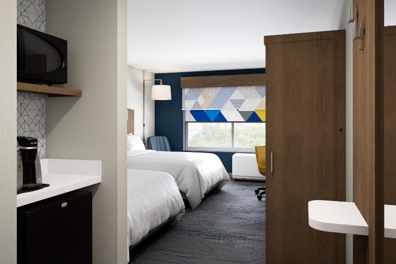 Standard Queen Room with Two Queen Beds image 4
