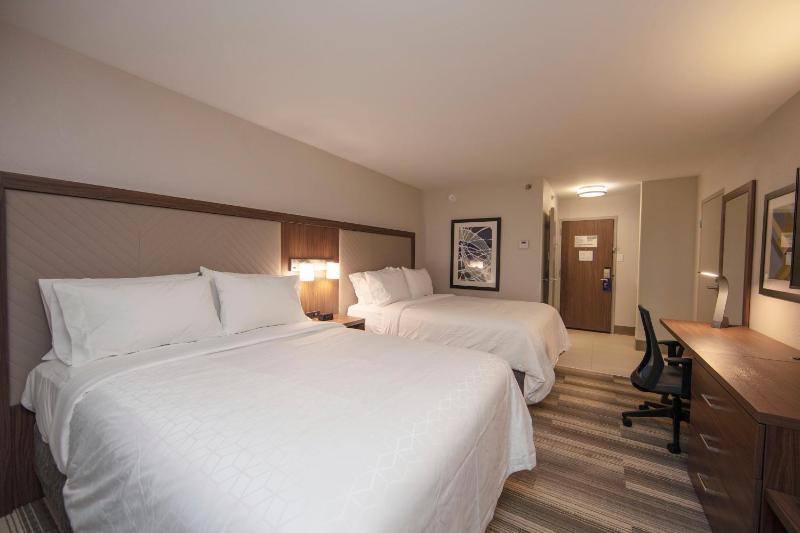 Standard Queen Room with Two Queen Beds image 3
