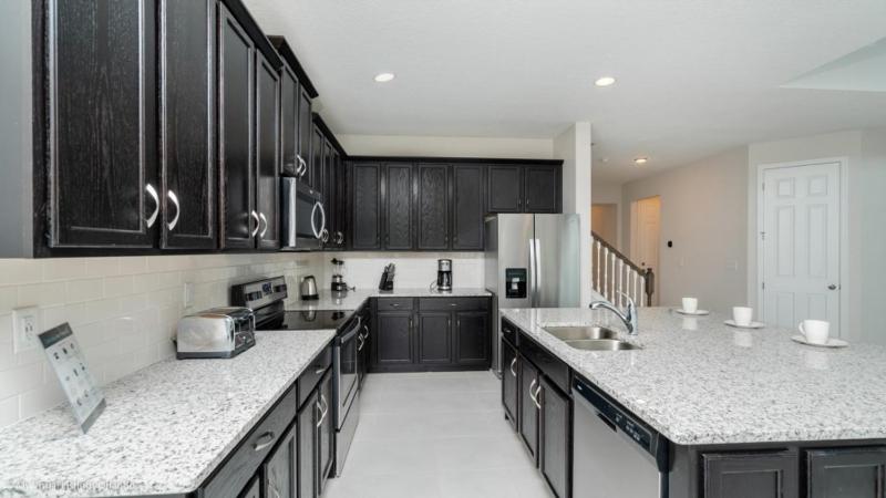 Beautiful Spacious 6 Bed Pool Spa Game Room villa - image 3