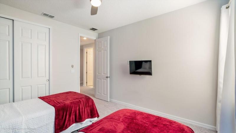 Beautiful Spacious 6 Bed Pool Spa Game Room villa - image 8