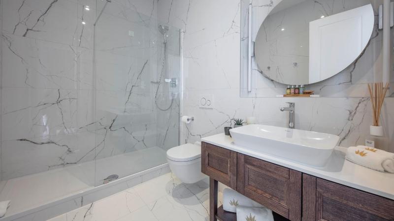 Luxury King Suite with Sea View and Balcony image 4