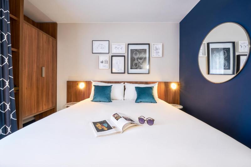 JUNIOR Suite, EIFFEL TOWER View, One DBL KING-SIZ E Bed AND Sofa Bed FOR Two PPL image 3