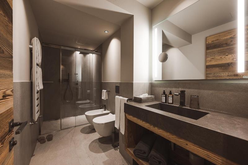 Deluxe Room image 3