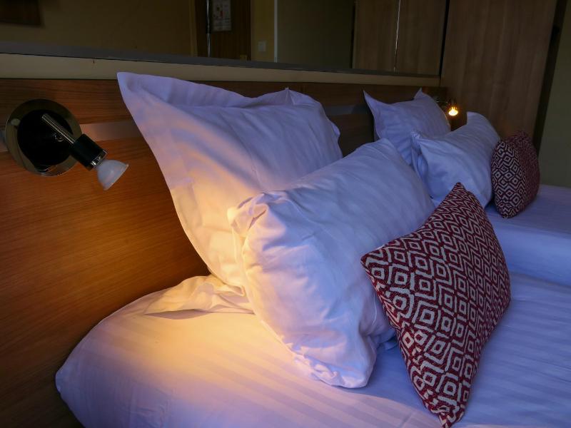 Twin Room image 2