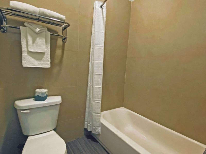 King Room - Non-Smoking image 4