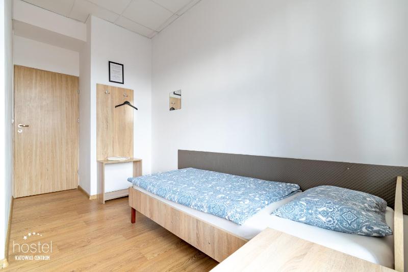 Single Room with Shared Bathroom image 4
