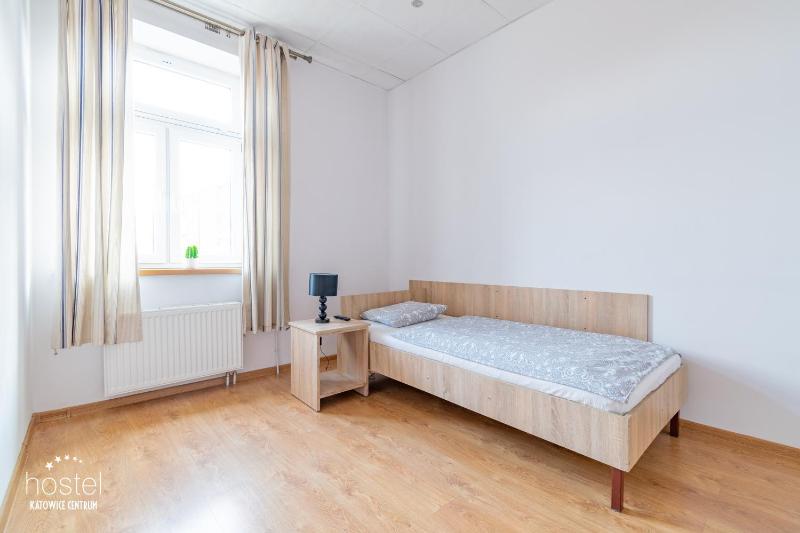 Single Room with Shared Bathroom image 2
