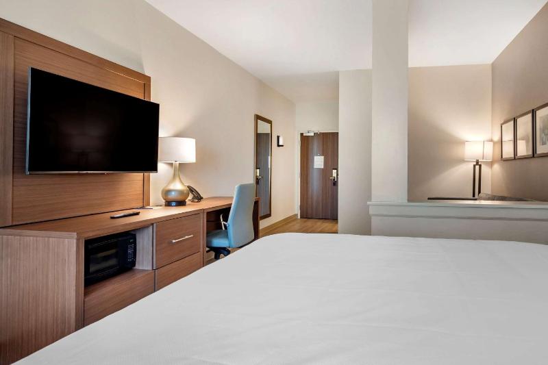 Queen Suite with Two Queen Beds - Non-Smoking image 4