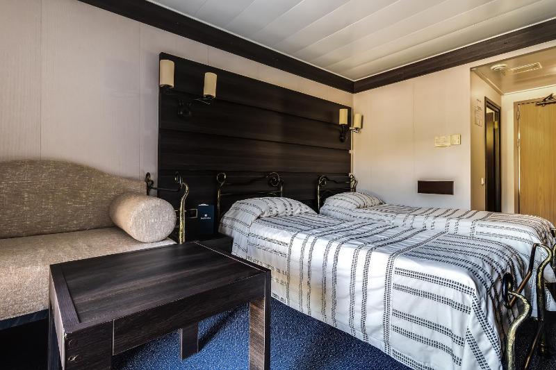 Classic Twin Room with River View image 1