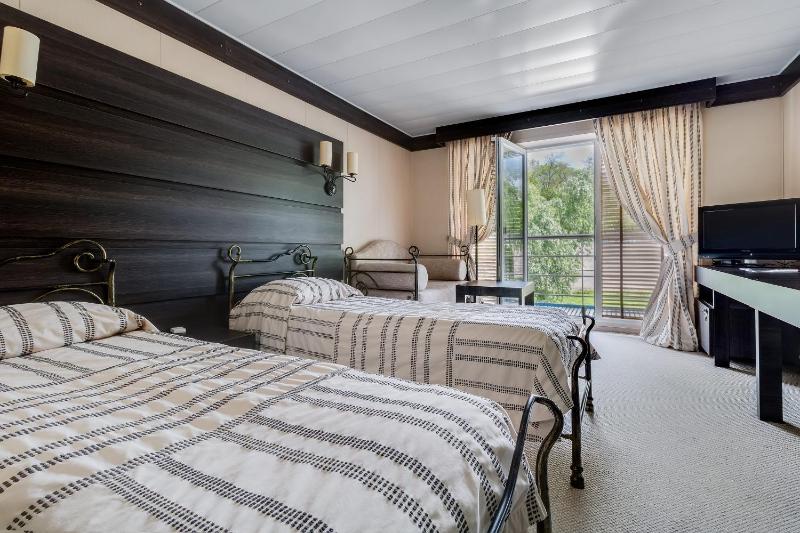 Classic Twin Room with Park View image 1