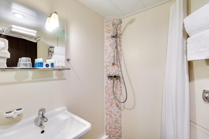 Classic Twin Room with River View image 3