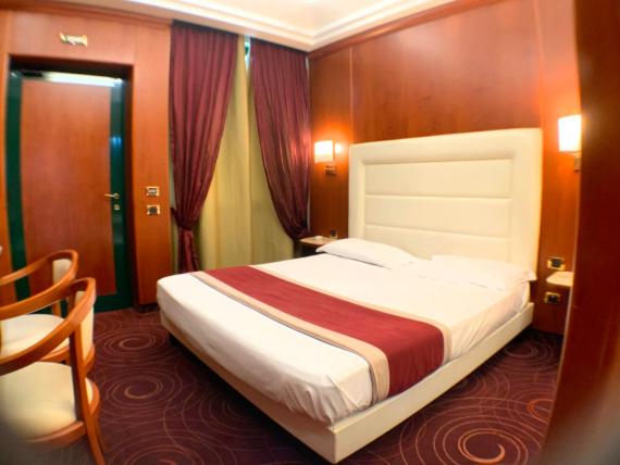 Double Room image 3