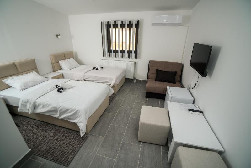 Triple Room with Bathroom image 1