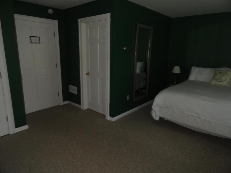 Queen Room with Garden View image 2