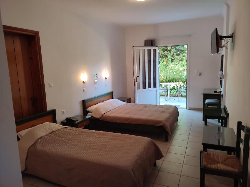 Triple Room with Garden View image 4