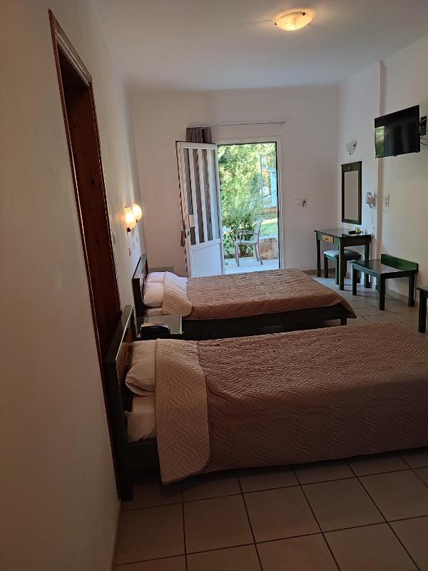 Triple Room with Garden View image 3