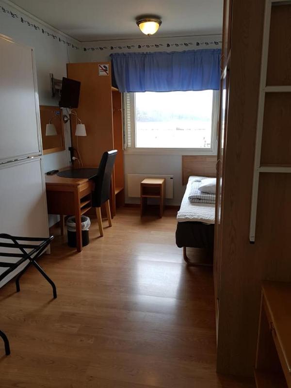 Single Room with Shared Shower and Toilet image 3