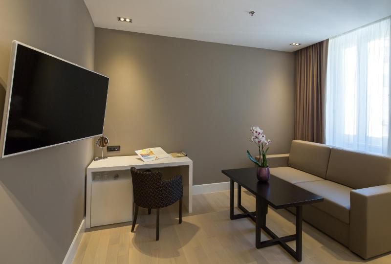 Deluxe Double or Twin Room image 4