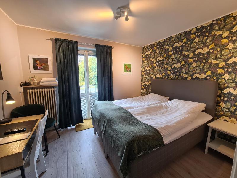 Standard Double Room with Shared Bathroom image 3