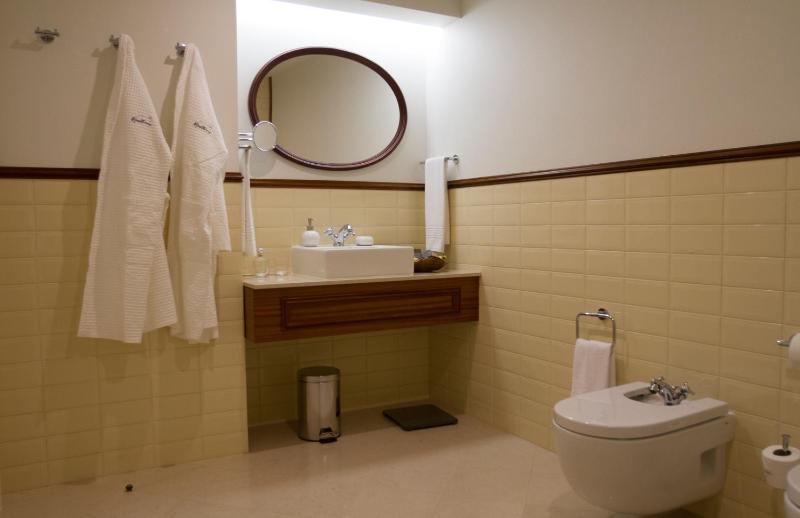 Double Room with Balcony and Mountain View image 4