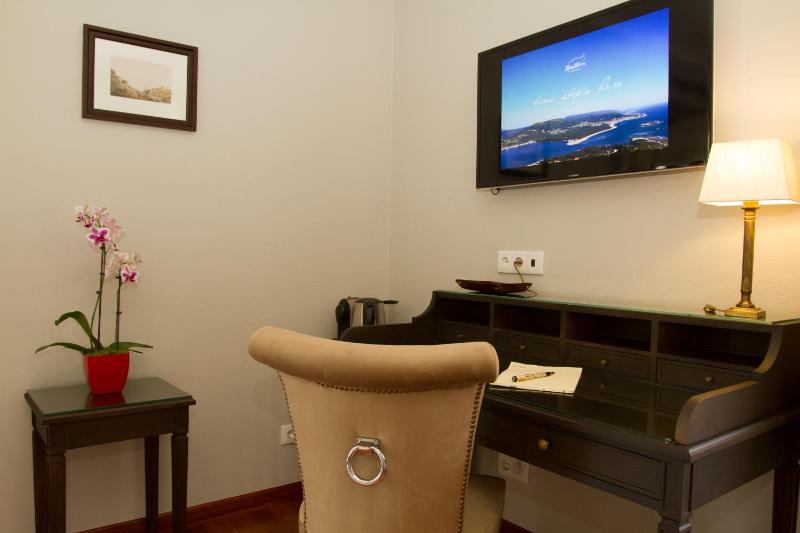 Double Room with Sea View image 4