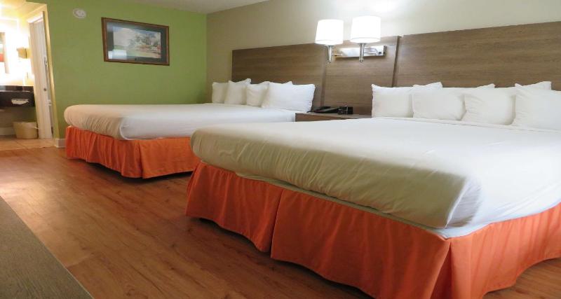 Queen Suite with Two Queen Beds image 4