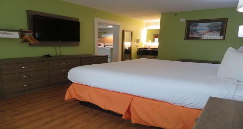Queen Suite with Two Queen Beds image 2
